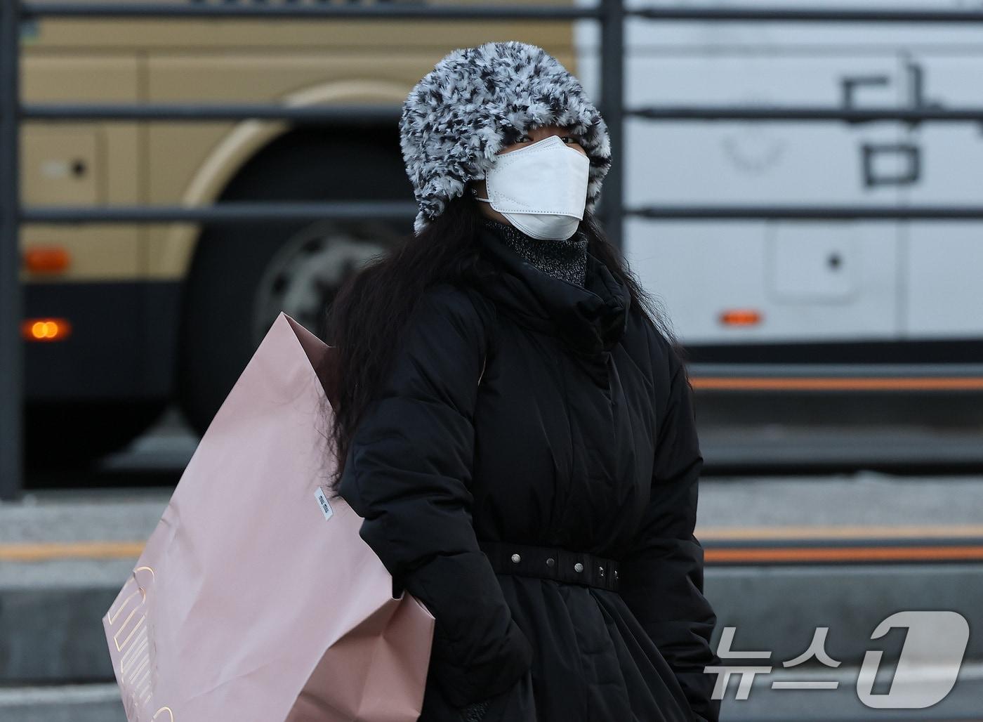 본문 이미지 - 서울 아침 기온이 -6도까지 떨어지며 강추위가 찾아온 7일 오전 서울 종로구 광화문네거리에서 한 시민이 발걸음을 옮기고 있다. 2025.1.7/뉴스1 ⓒ News1 임세영 기자