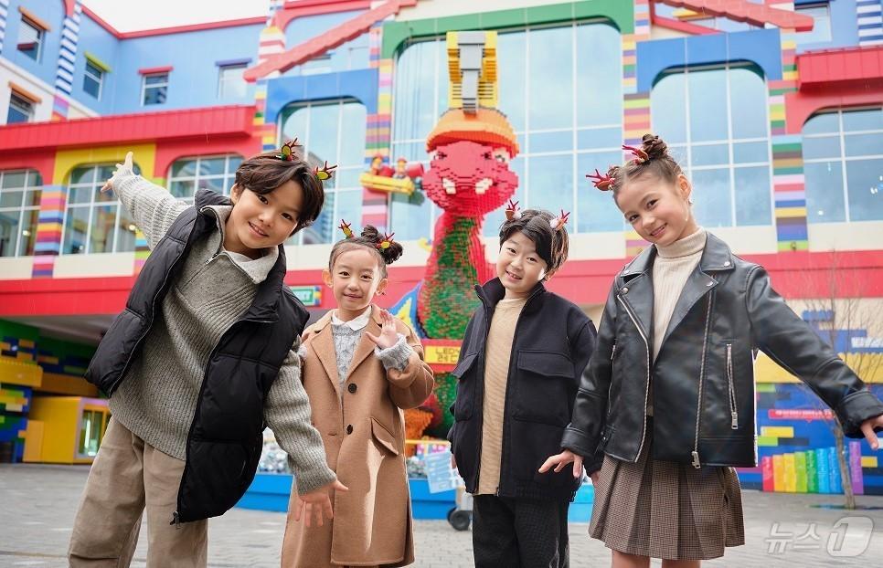 본문 이미지 - 레고랜드, 푸른 뱀의 해를 맞아 ‘브릭타스틱 2025’ 시즌 오픈.(화천군 제공)