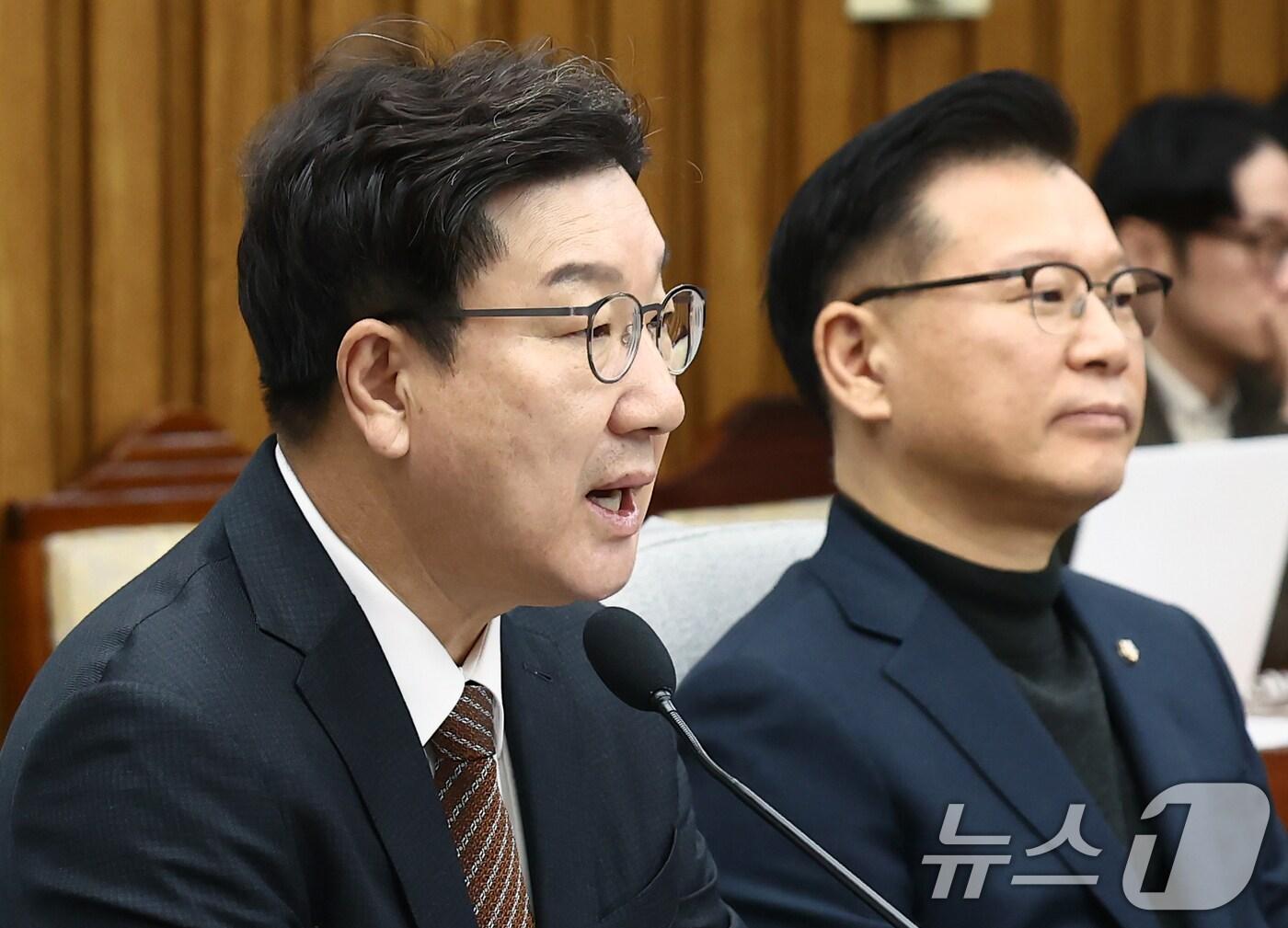 본문 이미지 - 권성동 국민의힘 원내대표가 7일 오전 서울 여의도 국회에서 열린 원내대책회의에서 모두 발언을 하고 있다. 오른쪽은 이양수 사무총장. 2024.1.7/뉴스1 ⓒ News1 김민지 기자