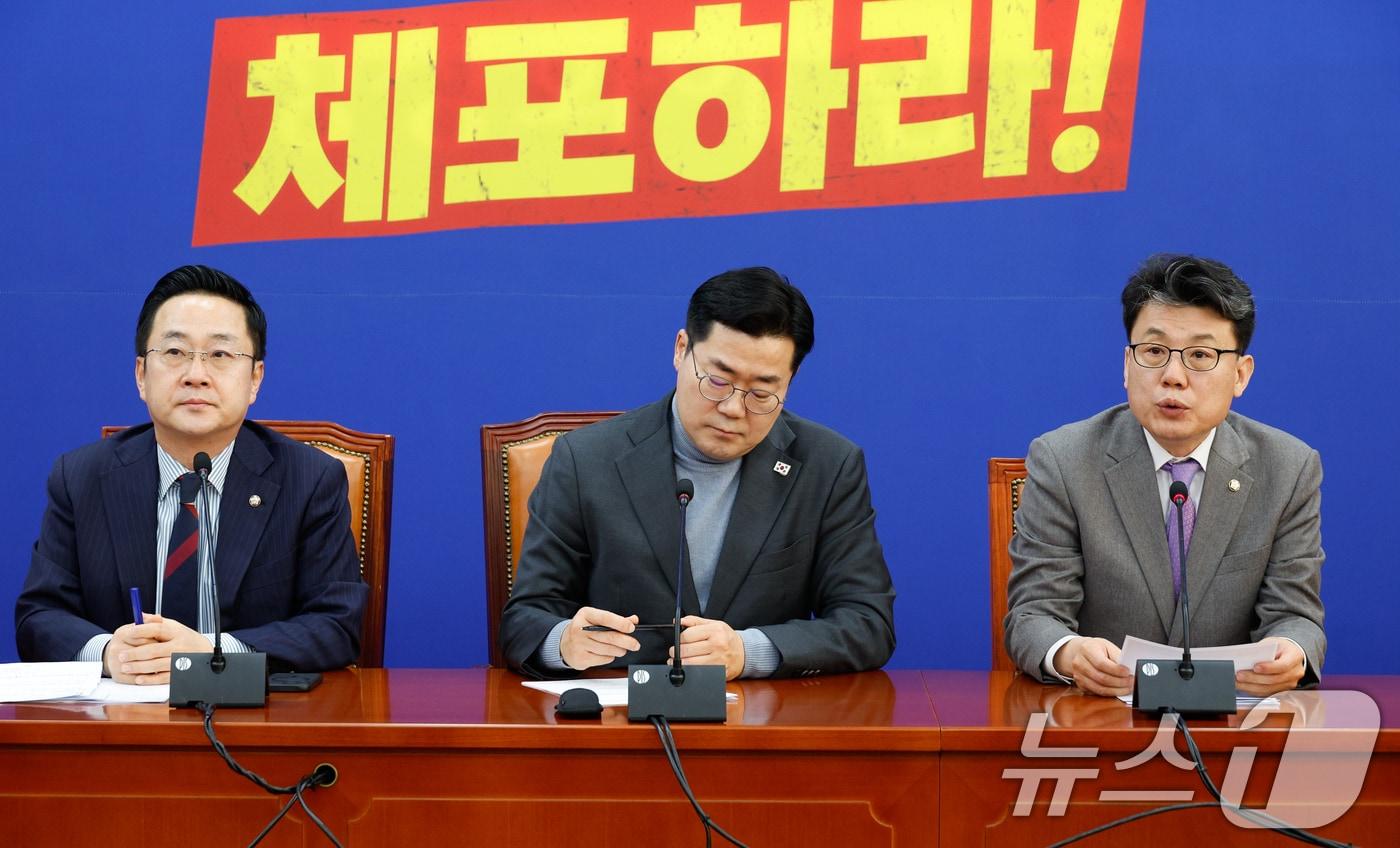 본문 이미지 - 진성준 더불어민주당 정책위의장이 7일 서울 여의도 국회에서 열린 원내대책회의에 참석해 발언하고 있다. 왼쪽부터 박성준 원내수석부대표, 박찬대 원내대표, 진 정책위의장. 2025.1.7/뉴스1 ⓒ News1 안은나 기자