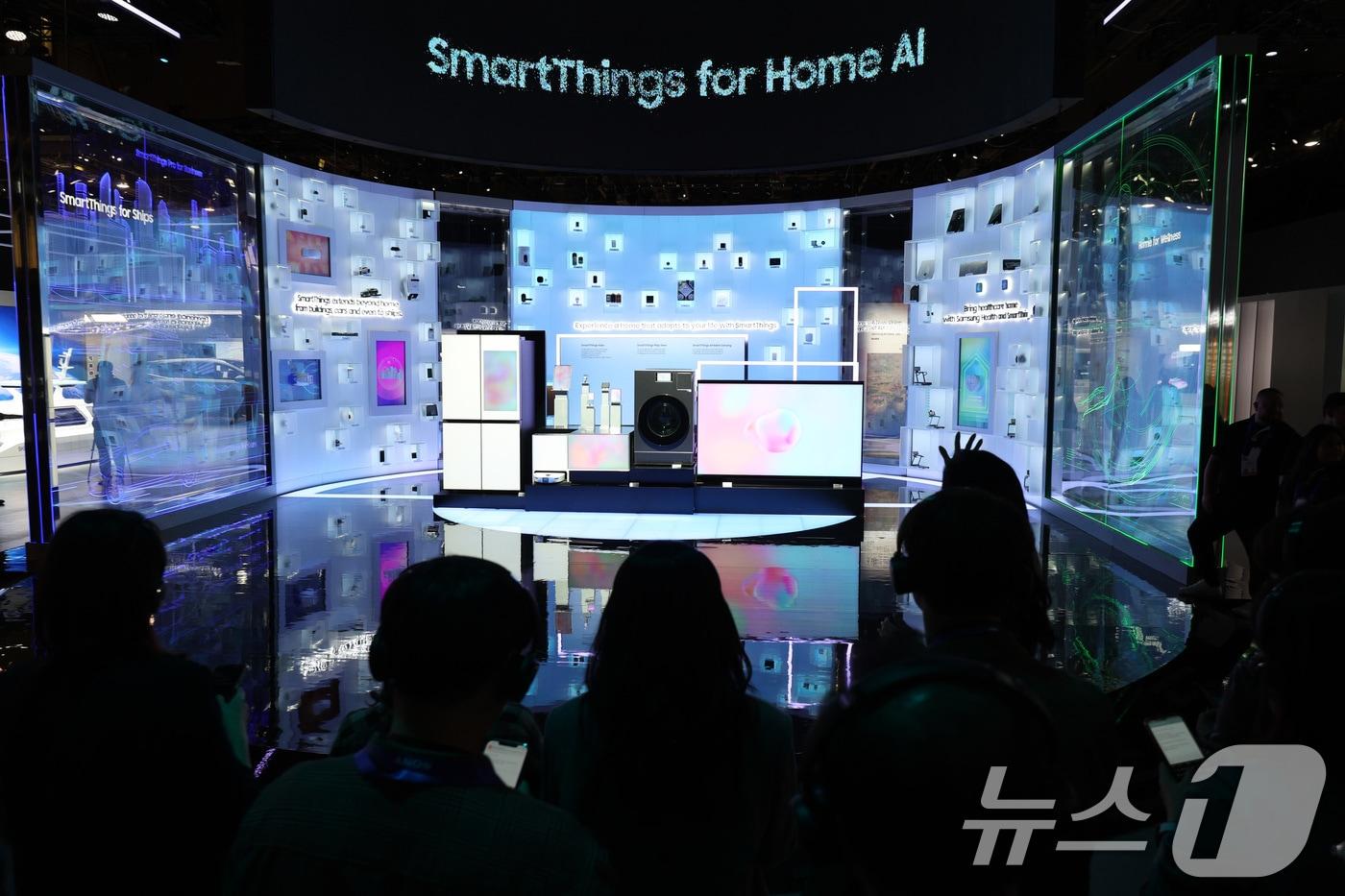 CES 2025' 개막 전날인 지난 1월6일(현지시간) 미국 네바다주 라스베이거스 컨벤션센터(LVCC)에서 열린 삼성전자 프리 부스 투어에서 인공지능(AI)이 적용된 기기들이 전시되어 있다. 2025.1.7/뉴스1 ⓒ News1 신웅수 기자