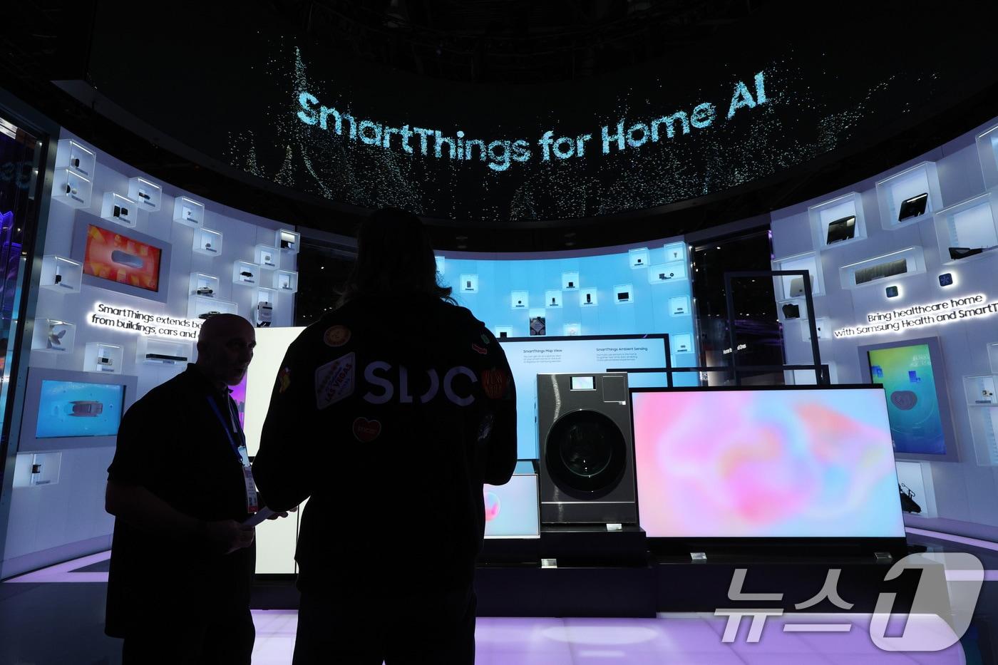 세계 최대 IT(정보기술)·가전 전시회 'CES 2025' 개막을 하루 앞둔 6일(현지시간) 미국 네바다주 라스베이거스 컨벤션센터(LVCC)에서 열린 삼성전자 프리 부스 투어에서 홈 AI 관련 제품이 전시되어 있다. 2025.1.7/뉴스1 ⓒ News1 신웅수 기자
