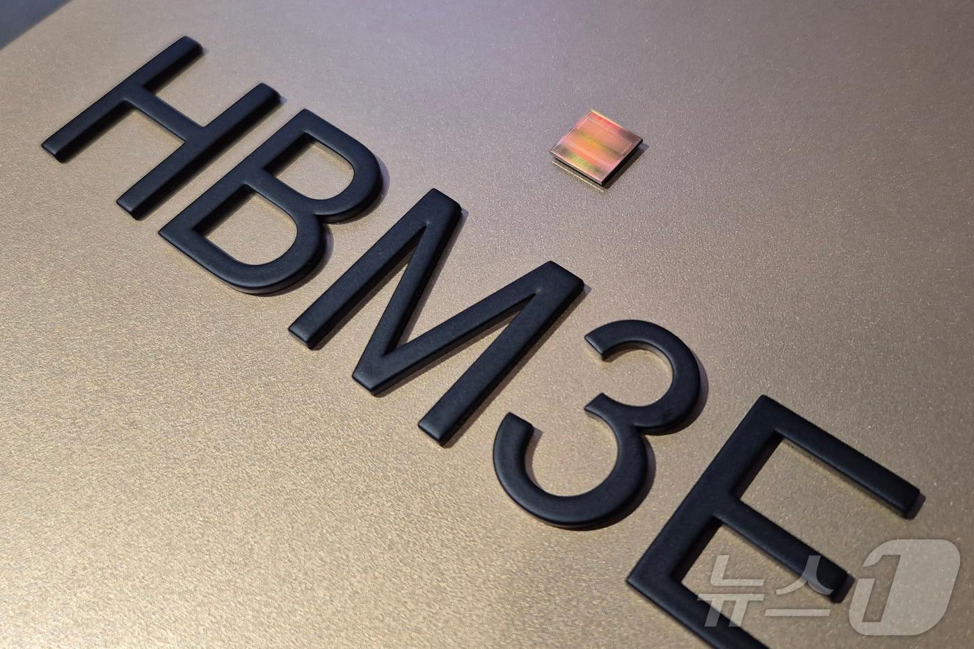 6일(현지시간) 미국 네바다주 라스베이거스 컨벤션센터(LVCC)에서 열린 SK 부스에 전시된 5세대 고대역폭메모리(HBM3E) 16단의 모습. 2025.1.7/뉴스1 ⓒ News1 최동현 기자