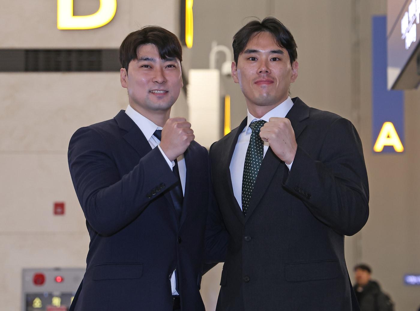 본문 이미지 - 프로야구 삼성 라이온즈가 괌으로 1차 전지훈련을 떠난다. 지난해 전지훈련을 떠나는 임창민(왼쪽)과 김재윤의 모습. (삼성 라이온즈 제공)