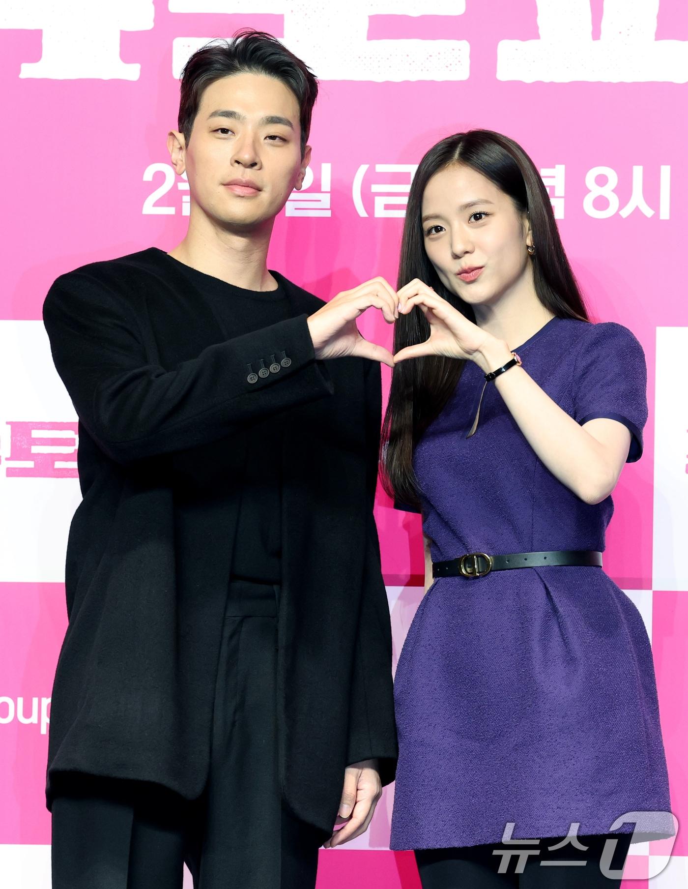 본문 이미지 - 배우 박정민과 블랙핑크 지수(오른쪽)가 7일 서울 영등포구 콘래드 서울 호텔에서 열린 쿠팡플레이 시리즈 '뉴토피아' 제작발표회에서 포즈를 취하고 있다. '뉴토피아'는 군인 재윤과 곰신 영주가 좀비에 습격당한 서울 도심을 가로질러 서로에게 달려가는 이야기를 그렸다. 2025.1.7/뉴스1 ⓒ News1 권현진 기자