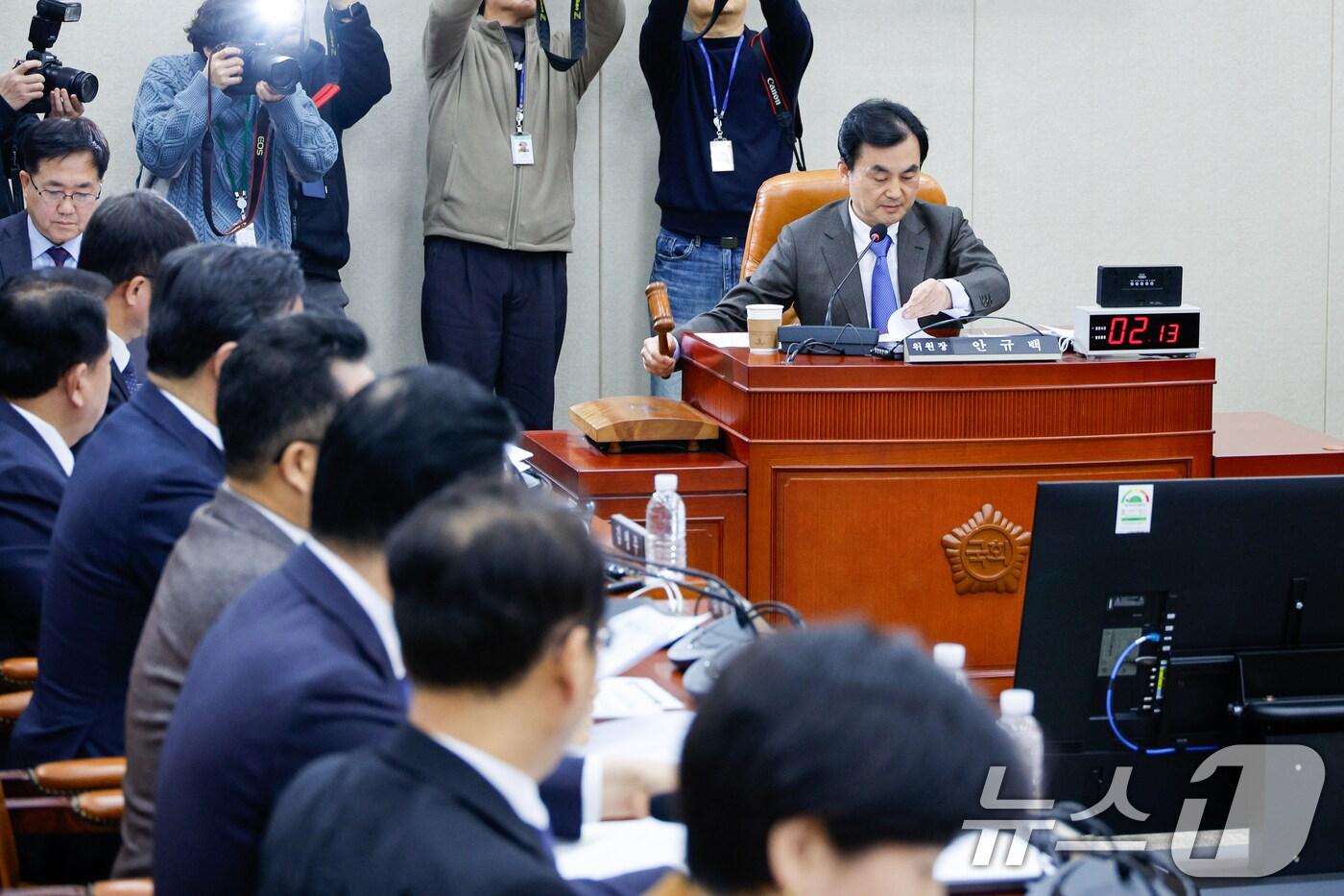 7일 서울 여의도 국회에서 열린 윤석열 정부의 비상계엄 선포를 통한 내란 혐의 진상규명 국정조사특별위원회 2차 회의에서 안규백 위원장이 의사봉을 두드리고 있다. 특위는 내달까지 기관보고 2회, 현장 조사 2회, 청문회 3회를 실시하기로 의결했다. 2025.1.7/뉴스1 ⓒ News1 안은나 기자