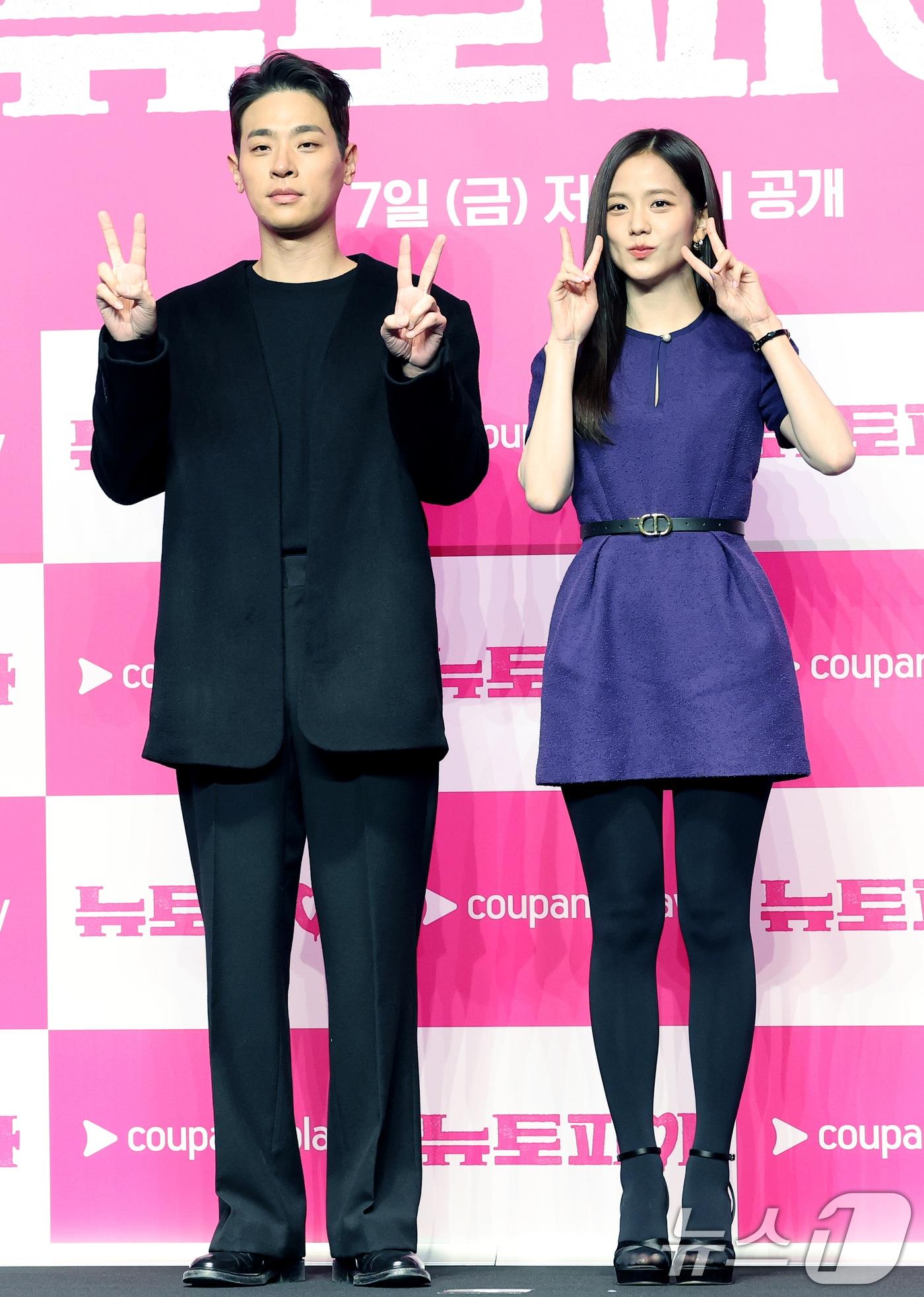 본문 이미지 - 배우 박정민과 블랙핑크 지수(오른쪽)가 7일 서울 영등포구 콘래드 서울 호텔에서 열린 쿠팡플레이 시리즈 '뉴토피아' 제작발표회에서 포즈를 취하고 있다. '뉴토피아'는 군인 재윤과 곰신 영주가 좀비에 습격당한 서울 도심을 가로질러 서로에게 달려가는 이야기를 그렸다. 2025.1.7/뉴스1 ⓒ News1 권현진 기자