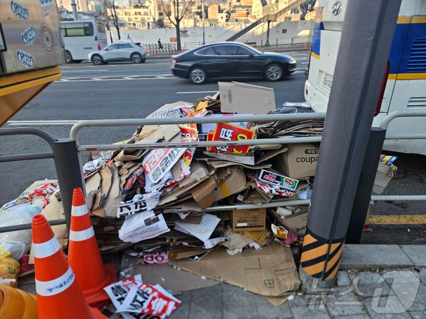 본문 이미지 - 7일 오전 서울 용산구 한남동 대통령 관저 인근 도로에 전날(6일) 열린 집회로 인해 쓰레기가 가득 쌓여있다. ⓒ 뉴스1 장시온 기자