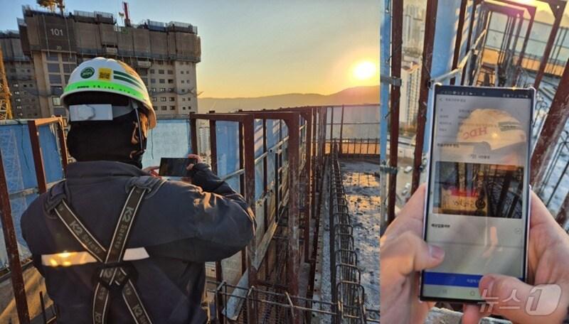 본문 이미지 - HDC현대산업개발 직원이 건설현장에서 모바일로 I-QMS를 활용해 품질점검을 진행하고 있다.(HDC현대산업개발 제공)