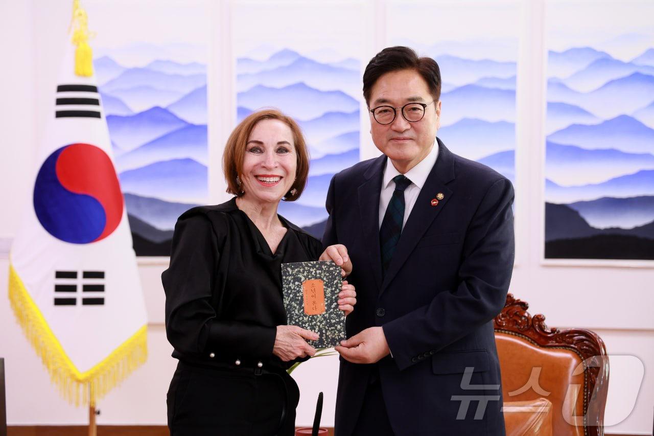 본문 이미지 - 우원식 국회의장이 7일 오전 서울 여의도 의장집무실에서 마르시아 도네르 아브레우 주한브라질대사를 접견, 한강 작가의 '소년이 온다'를 선물하고 있다. (국회의장실 제공) 2025.1.7/뉴스1