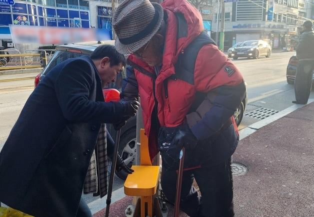 본문 이미지 - 증평군이 노인 보행 안전 개선을 위해 설치한 장수의자.(증평군 제공)/뉴스1