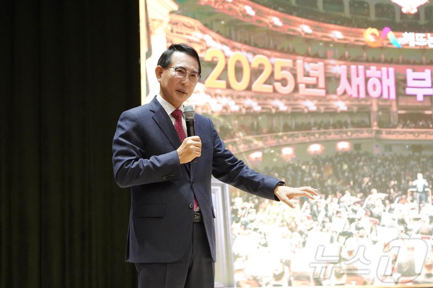 본문 이미지 - 이완섭 서산시장이 시민과의 대화를 하고 있다. (서산시 제공) /뉴스1