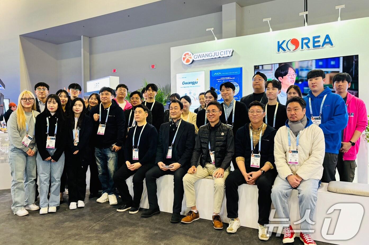 본문 이미지 - 지난해 1월 미국 라스베이거스에서 열린 'CES 2024'에 참가한 광주지역 기업 관계자들이 기념촬영을 하고 있다.(광주시 제공)/뉴스1 