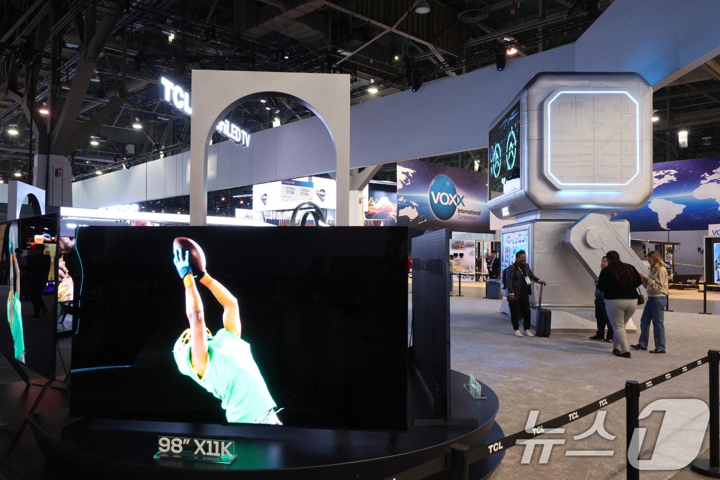 세계 최대 IT(정보기술)·가전 전시회 'CES 2025' 개막을 하루 앞둔 6일(현지시간) 미국 네바다주 라스베이거스 컨벤션센터(LVCC)에 마련된 TCL 부스에 인공지능(AI) 로봇을 비롯한 가전 제품이 전시되어 있다. 2025.1.7/뉴스1 ⓒ News1 신웅수 기자