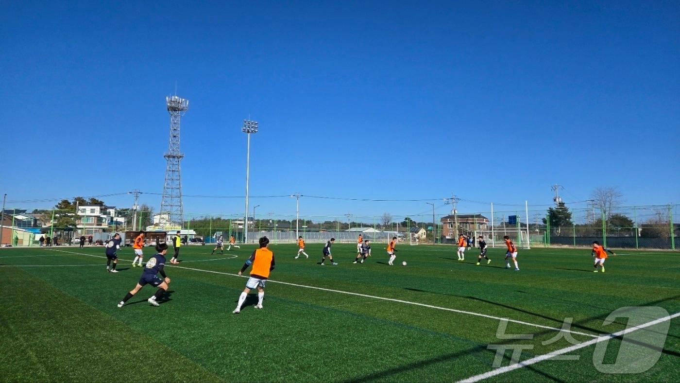 포근한 해양성 기후, 잘 갖춰진 경기장 시설 등 최적의 조건을 갖춘 곳으로 평가받는 강원 강릉에서 축구 스토브리그가 진행되고 있다.(강릉시 제공) 2025.1.7/뉴스1