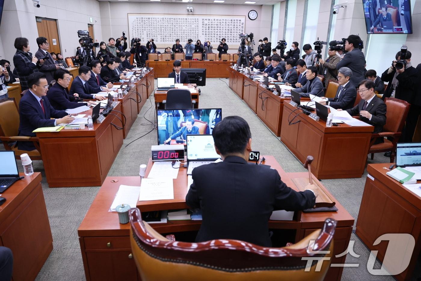 정청래 국회 법제사법위원회 위원장이 7일 오후 서울 여의도 국회에서 열린 제420회 국회&#40;임시회&#41; 법사위 제2차 전체회의에서 의사봉을 두드리고 있다. 2025.1.7/뉴스1 ⓒ News1 이재명 기자