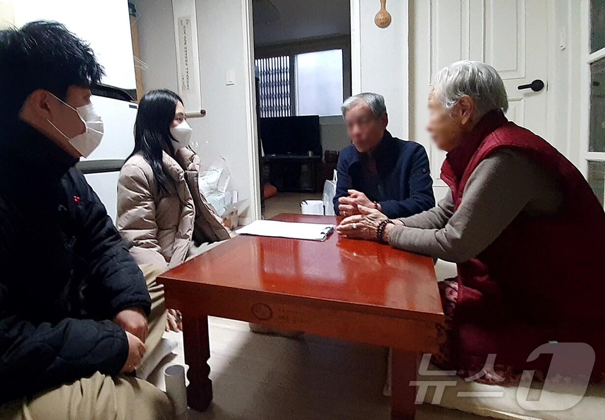본문 이미지 - 수급가구를 대상으로 방문 상담을 진행하는 모습.(관악구청 제공)