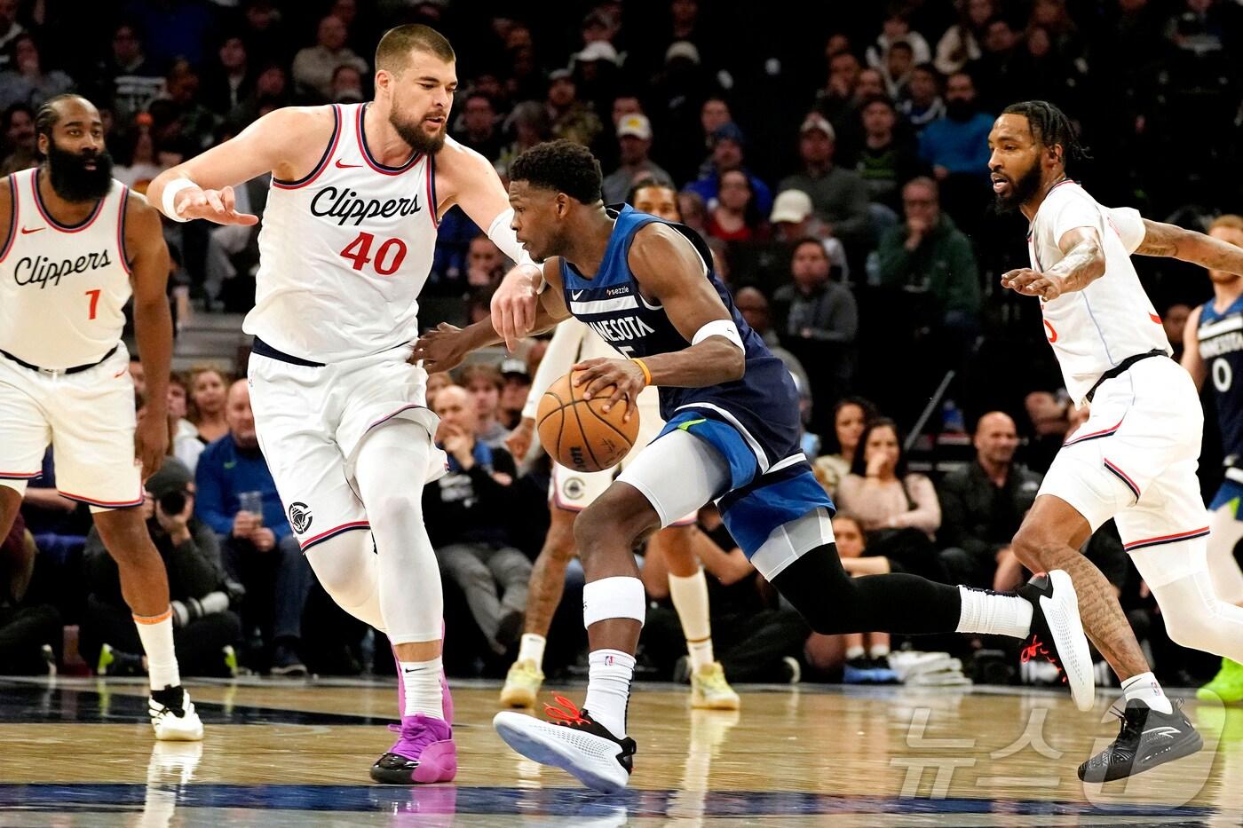 미네소타 팀버울브스의 앤서니 에드워즈(오른쪽에서 두 번째)가 7일(한국시간) 열린 2024-25 NBA 정규리그 홈 경기에서 37점을 넣으며 팀 승리를 이끌었다. ⓒ 로이터=뉴스1