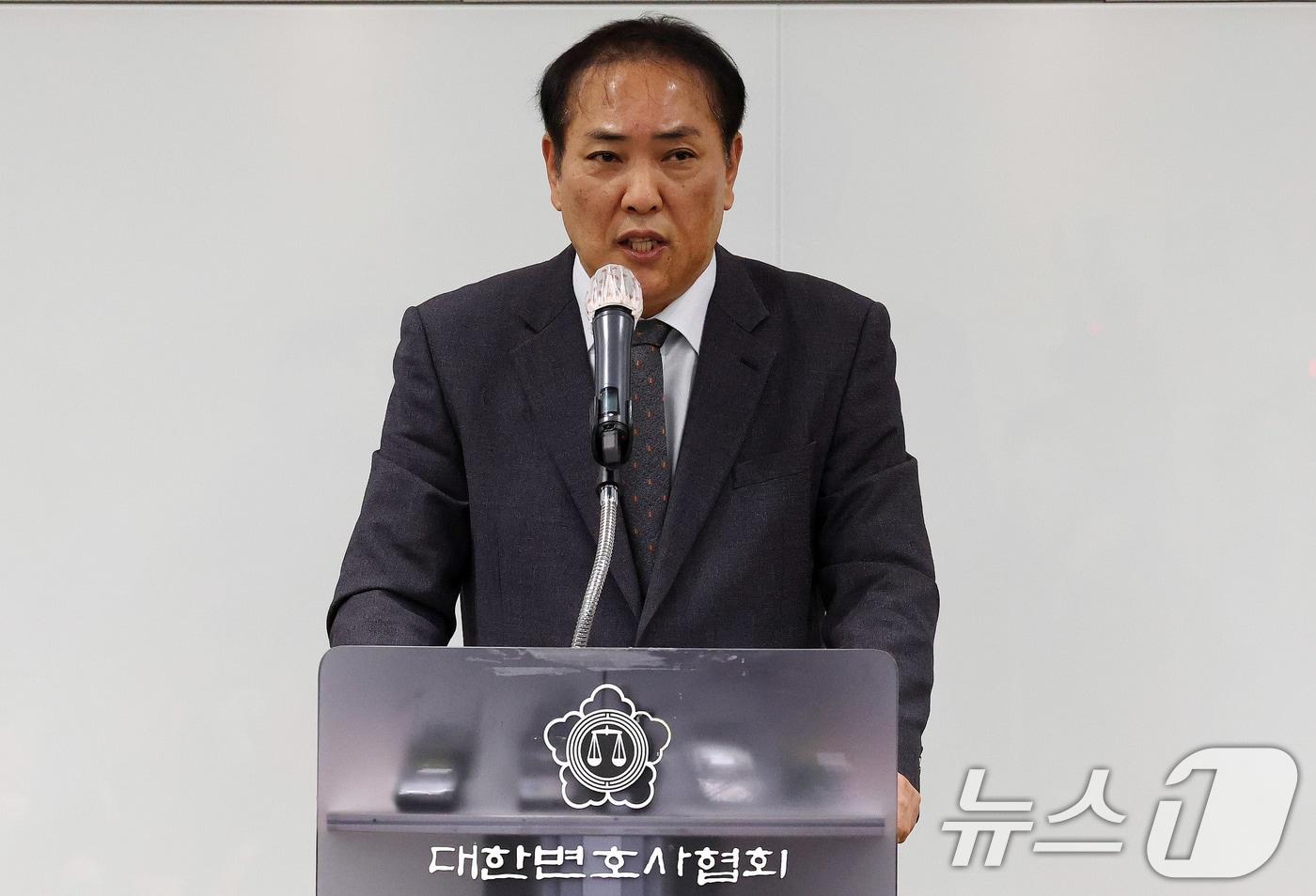 국회 윤석열 대통령 탄핵소추위원 대리인단 장순욱 변호사가 7일 오후 서울 서초구 대한변협회관에서 열린 기자간담회에서 모두발언을 하고 있다.2025.1.7/뉴스1 ⓒ News1 박세연 기자