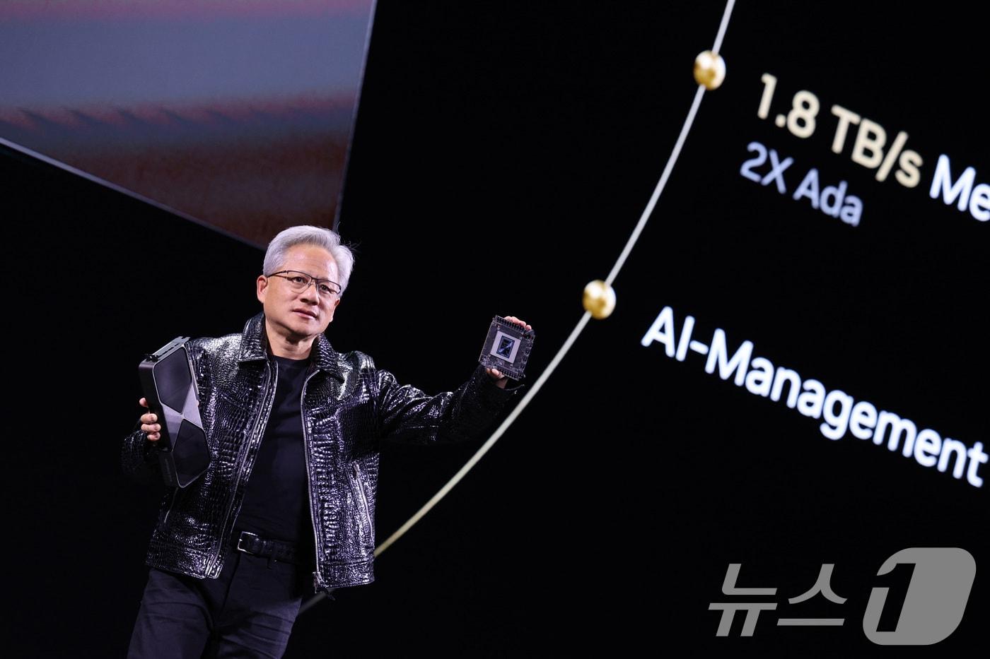 젠슨 황 엔비디아 최고경영자&#40;CEO&#41;가 최신 인공지능&#40;AI&#41; 가속기 &#39;블랙웰&#40;Blackwell&#41;&#39;을 탑재한 지포스 RTX 50 시리즈 그래픽 카드를 공개하고 있다. 2025.1.6/뉴스1 ⓒ News1 신웅수 기자