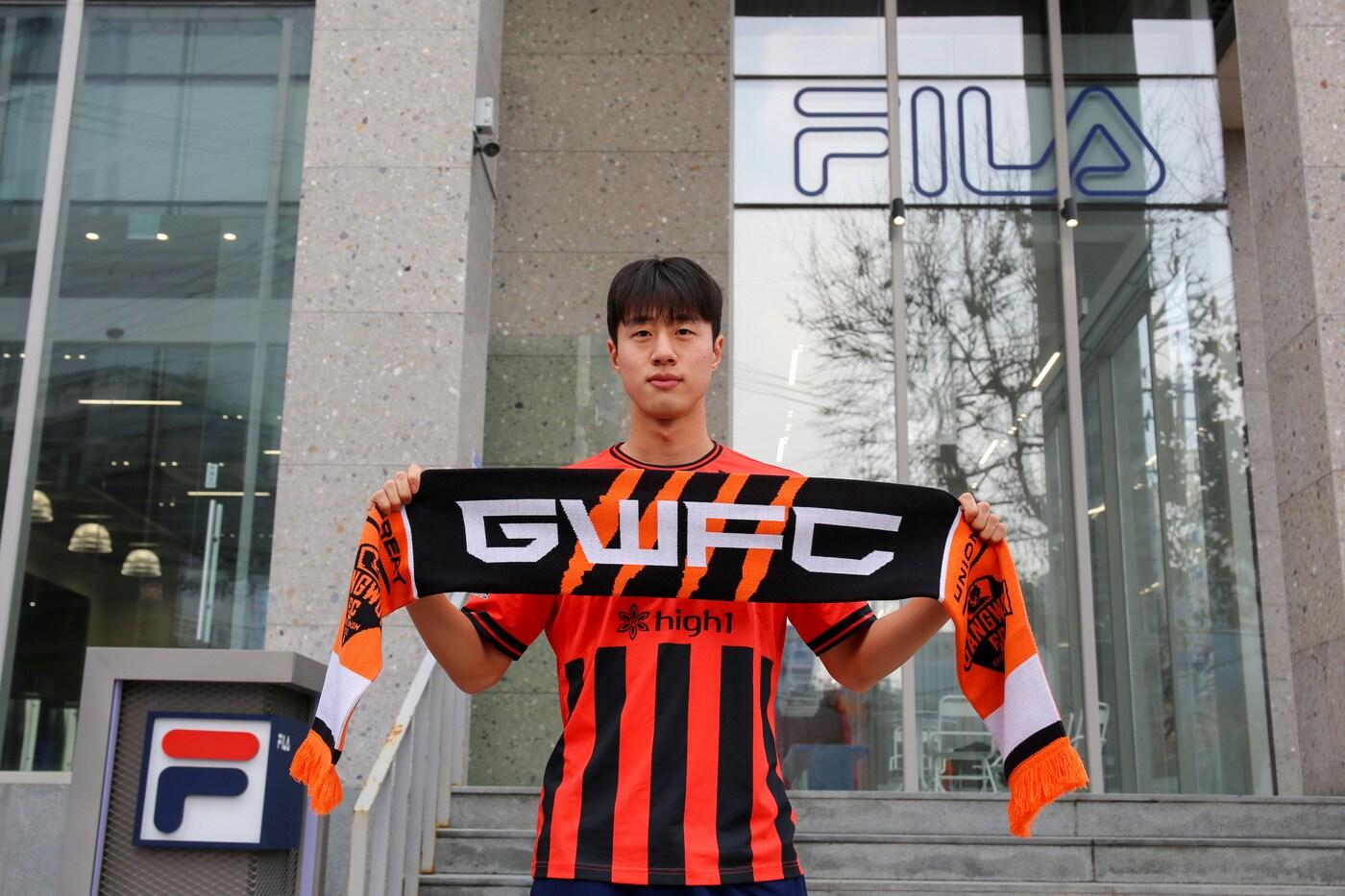 본문 이미지 - 김민준이 울산HD를 떠나 강원FC로 이적했다. (강원FC 제공)