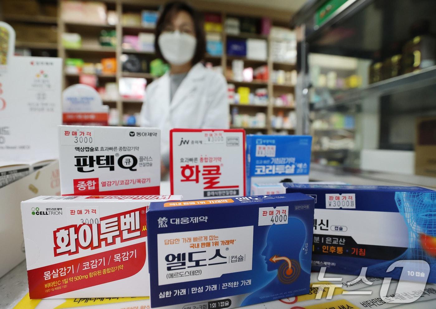 최근 독감(인플루엔자) 유행이 급격하게 확산하고 있는 가운데 한 약국에 종합감기약이 놓여 있다. /뉴스1