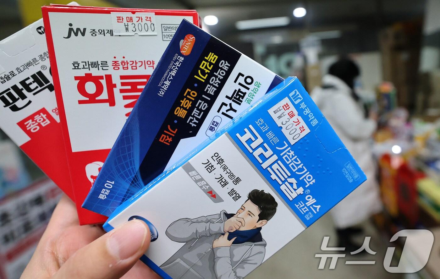 본문 이미지 - 최근 독감(인플루엔자) 유행이 급격하게 확산하고 있는 가운데 7일 서울시내 약국에 종합감기약이 놓여 있다. 뉴스1 ⓒ News1 임세영 기자