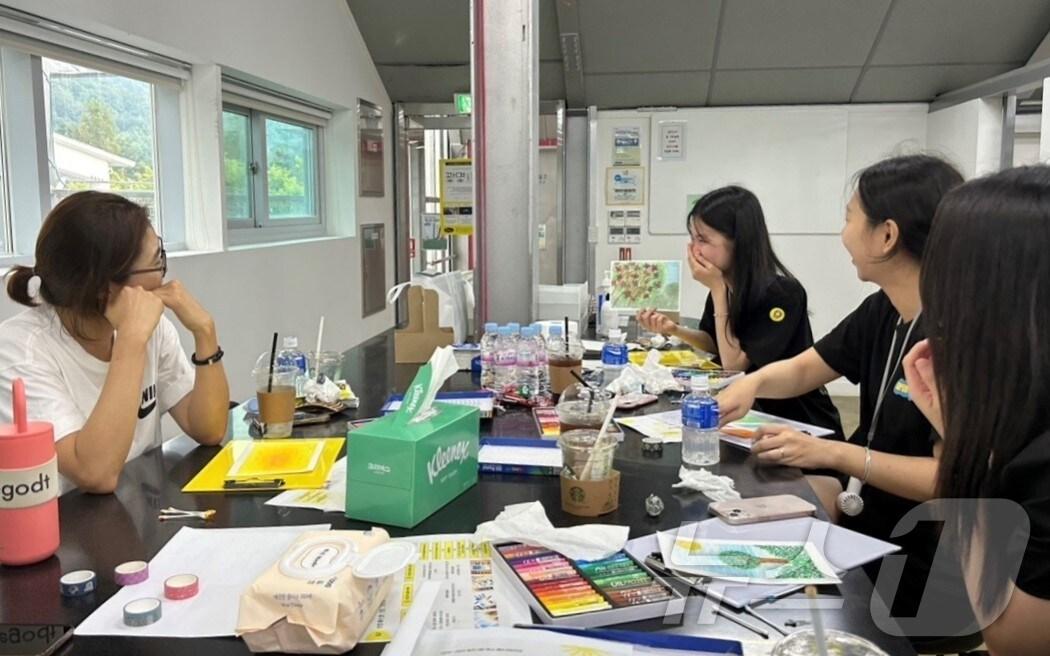 본문 이미지 - 지난해 8월 광명문화재단 지역문화인력양성 역량강화사업에 참여한 청년예술가들이 본인의 작품을 소개하고 있다.(광명시 제공)