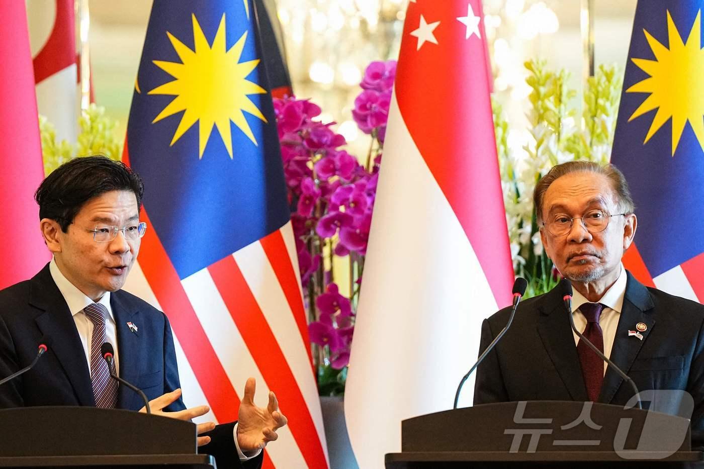 안와르 이브라힘 말레이시아 총리(오른쪽)와 로렌스 웡 싱가포르 총리가 2025년 1월 7일 말레이시아 푸트라자야의 총리실에서 기자회견에 참석하고 있다 ⓒ AFP=뉴스1