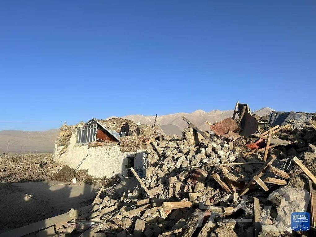 본문 이미지 - 강진이 발생한 시짱 자치구 르카저시 딩르현에 위치한 주택이 무너졌다. (사진출처=신화통신)