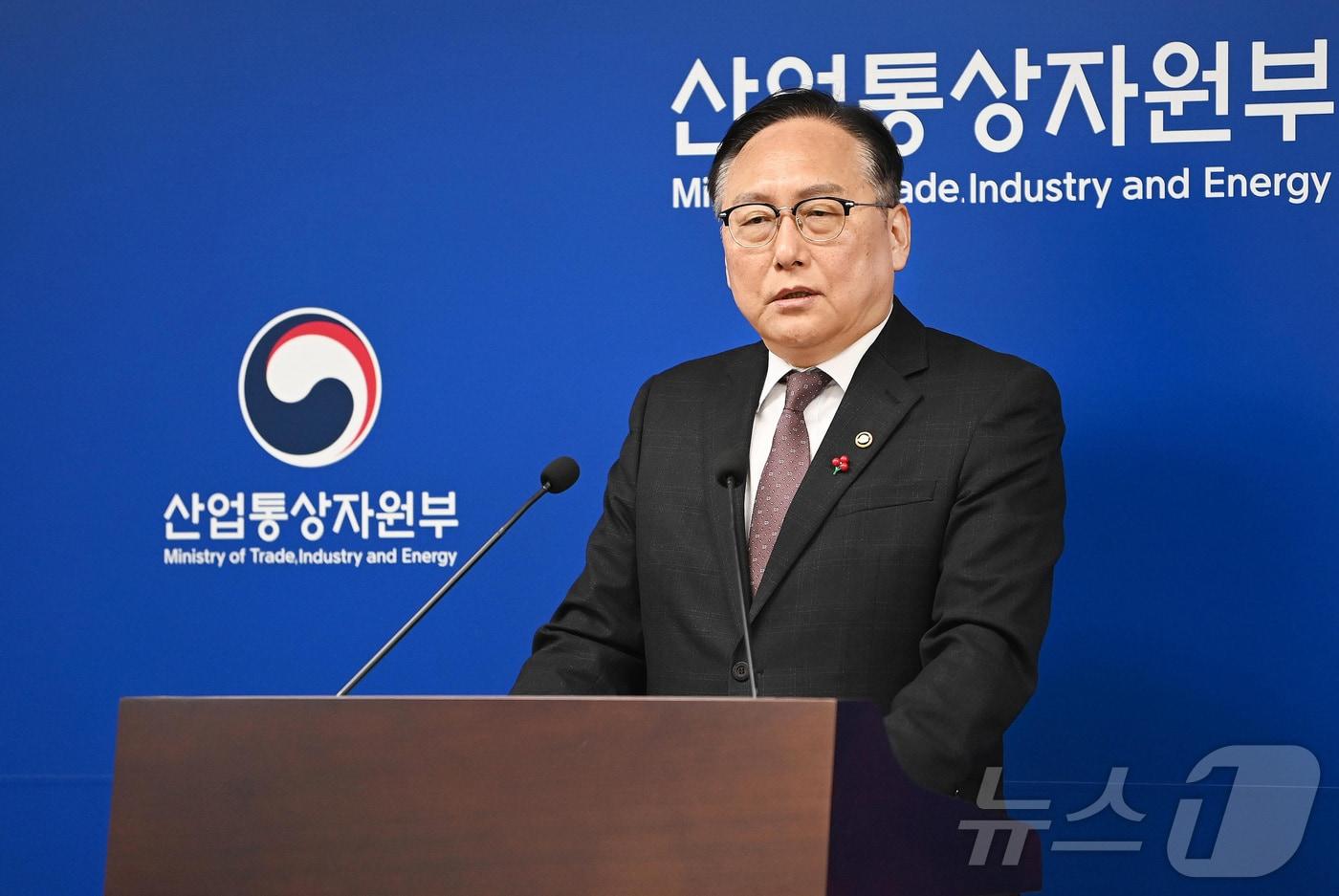 본문 이미지 - 정인교 산업통상자원부 통상교섭본부장이 7일 정부세종청사에서 '2024년 수출·외투 실적 및 2025년 전망'과 관련해 브리핑을 하고 있다. (산업통상자원부 제공) 2025.1.7/뉴스1
