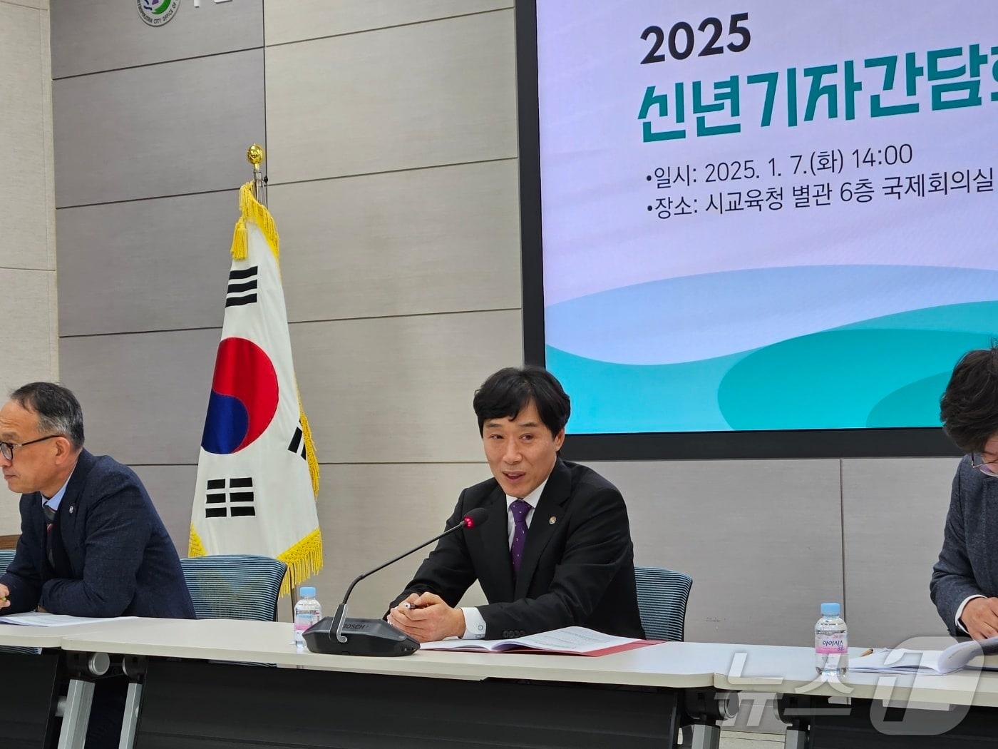 본문 이미지 - 최윤홍 부산교육감 권한대행이 7일 부산교육청 별관에서 열린 신년 기자 간담회에서 올해 추진할 주요 과제에 대해 발표하고 있다.2025.1.7/ 뉴스1 ⓒ News1 조아서 기자