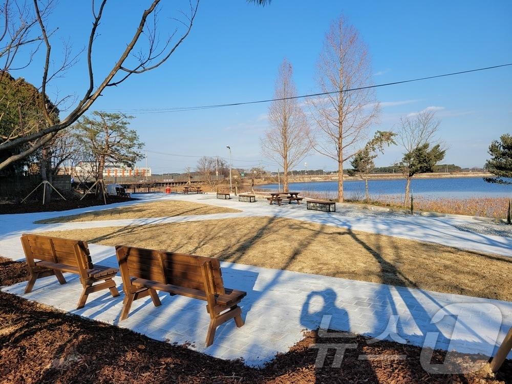 본문 이미지 - 야외무대 설치 등 새롭게 단장한 김제 만경능제근린공원.(김제시 제공) 2025.1.7/뉴스1