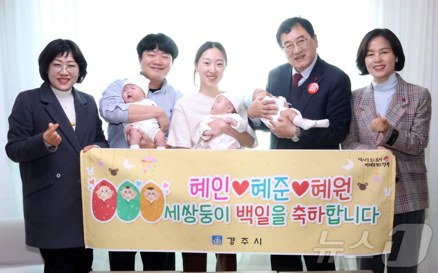 주낙영 경북 경주시장이 7일 백일을 맞은 세쌍둥이 가족인 김 모 씨 가정을 방문해 기념품을 전달하고 축하하고 있다. (경주시제공) 2025.1.7/뉴스1 