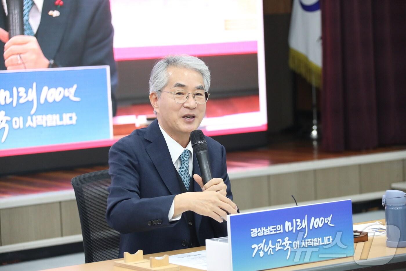 박종훈 경남교육감이 7일 경남교육청 대강당에서 열린 신년 기자간담회에서 취재진의 질문에 답하고 있다.(경남교육청 제공)