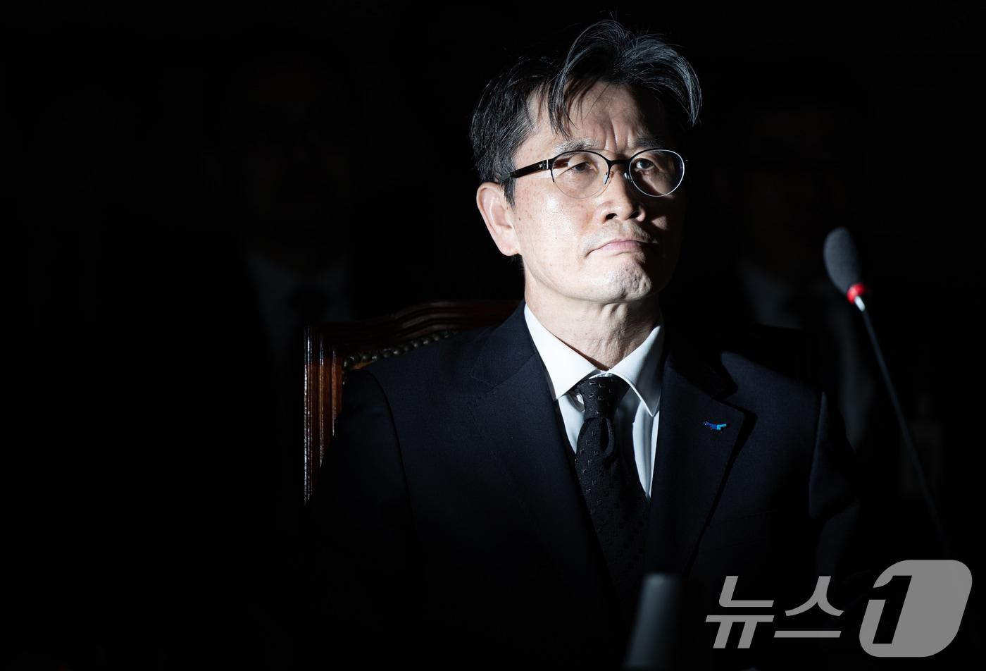 본문 이미지 - 오동운 고위공직자범죄수사처(공수처) 처장이 7일 오후 서울 여의도 국회에서 열린 제420회 국회(임시회) 법제사법위원회 제2차 전체회의에서 의원들의 질의를 듣고 있다. 2025.1.7/뉴스1 ⓒ News1 이재명 기자