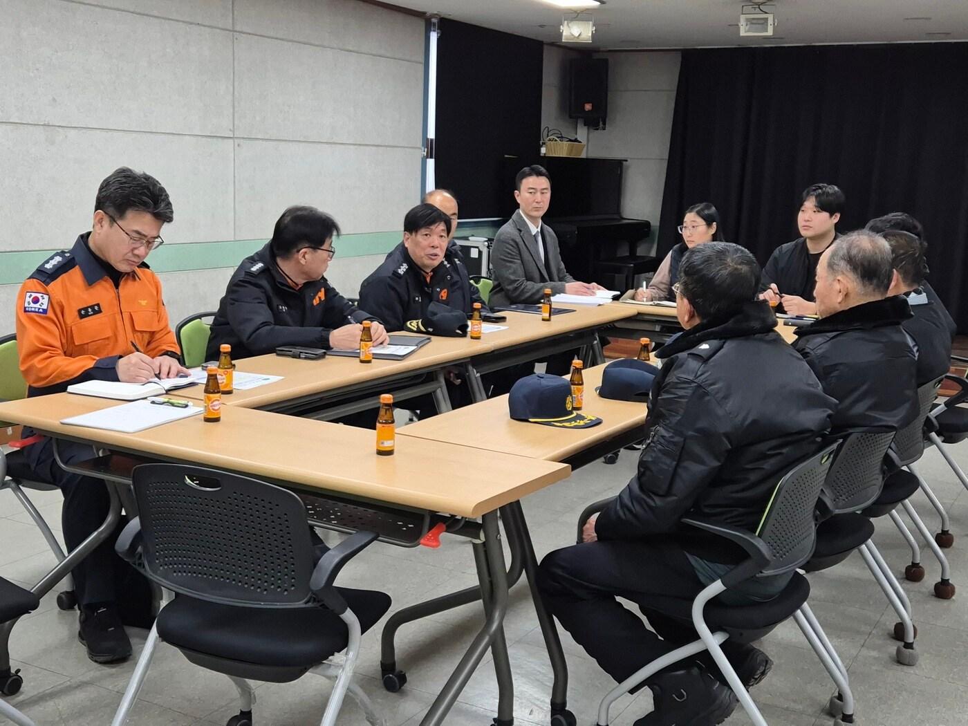 본문 이미지 - 조선호 경기도소방재난본부장(왼쪽줄 가운데)이 7일 수원시 팔달구 우만주공3단지아파트를 방문해 현장안전지도를 실시하고 있다. (경기도소방재난본부 제공) 2025.1.7/뉴스1