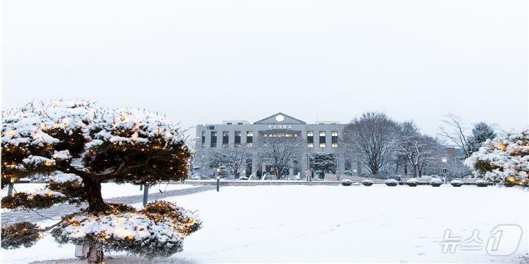 본문 이미지 - 7일 건국대학교 글로컬캠퍼스는 2025학년도 정시모집 결과 평균 경쟁률이 9.27대 1로 도내에서 가장 높은 경쟁률을 기록했다고 밝혔다. 사진은 글로컬캠퍼스 중원도서관 설경.(글로컬캠퍼스 제공)/뉴스1 
