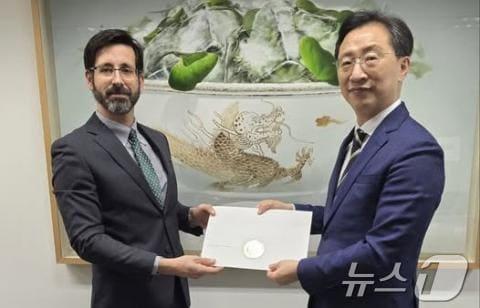 본문 이미지 -  클라우디아 몬손 주한 쿠바대사가 6일 김태진 외교부 의전장에게 신임장 사본을 제출하는 모습. &#40;주한 쿠바대사관 갈무리&#41;