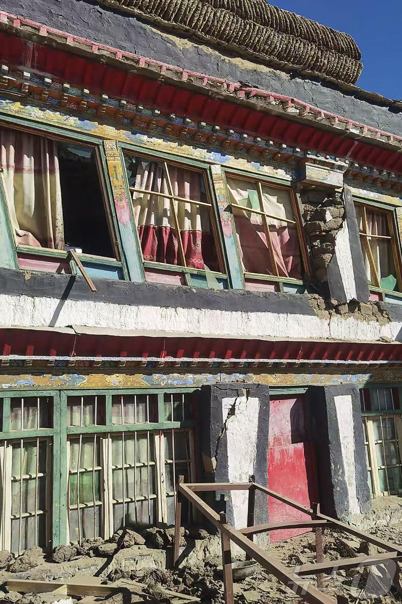 본문 이미지 - 중국 남서부 시짱 티베트 자치구 르카저시에서 발생한 규모 6.8의 지진으로 주택이 무너졌다. 2025.01.07 ⓒ AFP=뉴스1 ⓒ News1 정은지 특파원