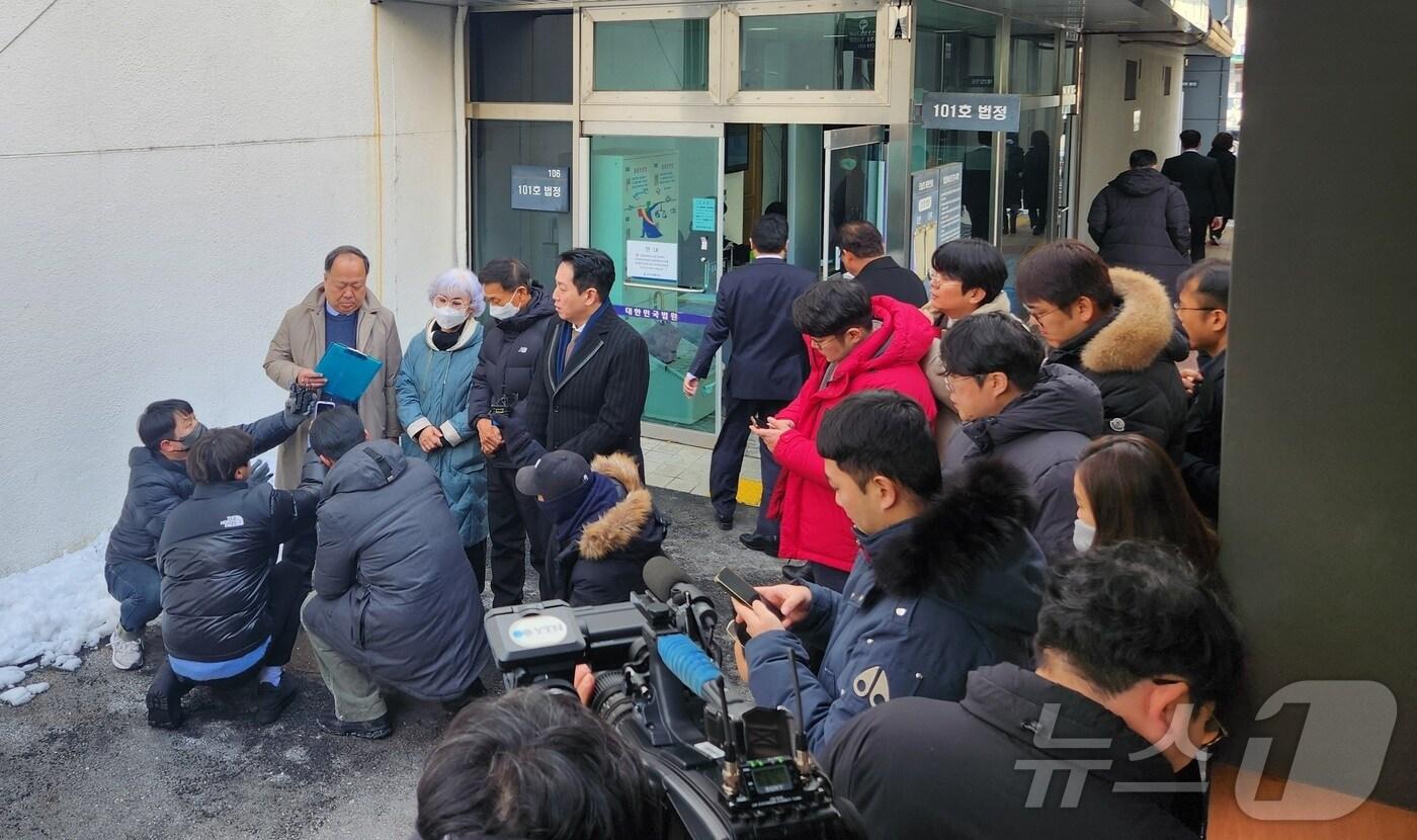7일 춘천지법에서 '훈련병 사망사건' 피해자 측 변호인과 유가족 등이 1심 재판 결과에 대한 입장을 설명하고 있다. 2025.1.7/뉴스1