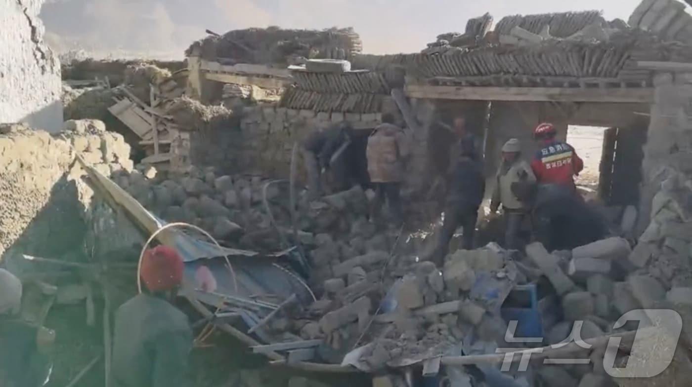 중국 서부 시짱(티베트) 지역에서 지진이 발생한 뒤 구조대가 건물 잔해 속에서 작업을 진행하고 있다. 2025.01.07 ⓒ 로이터=뉴스1 ⓒ News1 정지윤 기자