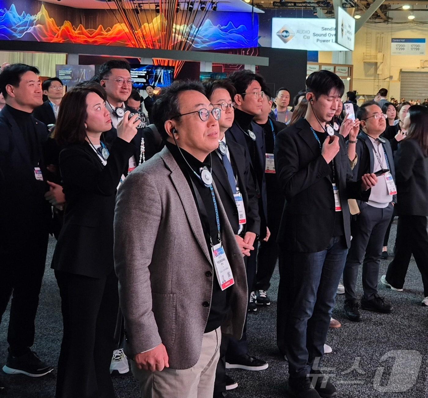 본문 이미지 - 유영상 SK텔레콤 대표이사 사장이 세계 최대 정보기술(IT)·가전 전시회 'CES2025'가 개막한 7일(현지시간) 미국 라스베이거스 컨벤션센터(LVCC)을 찾아 SK그룹 전시관을 참관하고 있다. 2025.1.7/뉴스1 최동현 기자