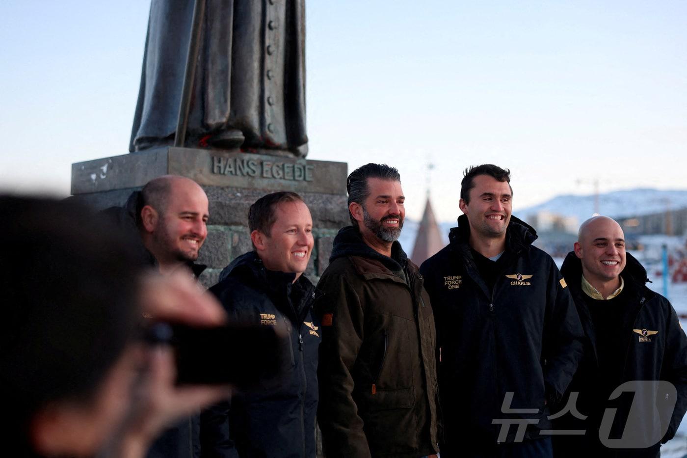 도널드 트럼프 대통령 당선인의 맏아들 트럼프 주니어가 지난해 그린란드 누크를 방문해 기념 촬영을 하고 있다. ⓒ 로이터=뉴스1 ⓒ News1 류정민 특파원