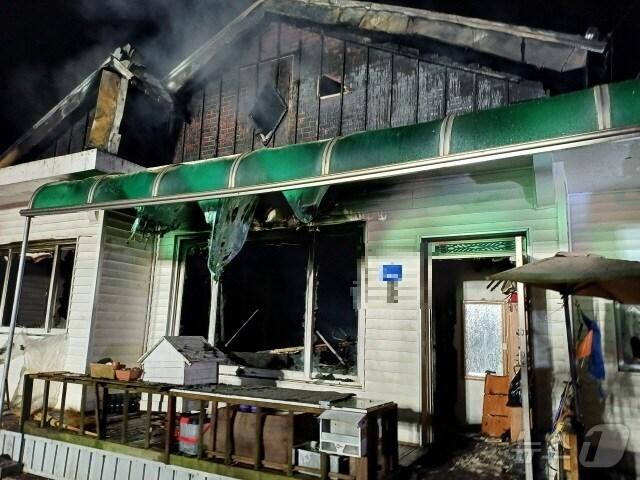 본문 이미지 -  아산 인주면 단독주택 화재 현장. (아산소방서 제공) / 뉴스1