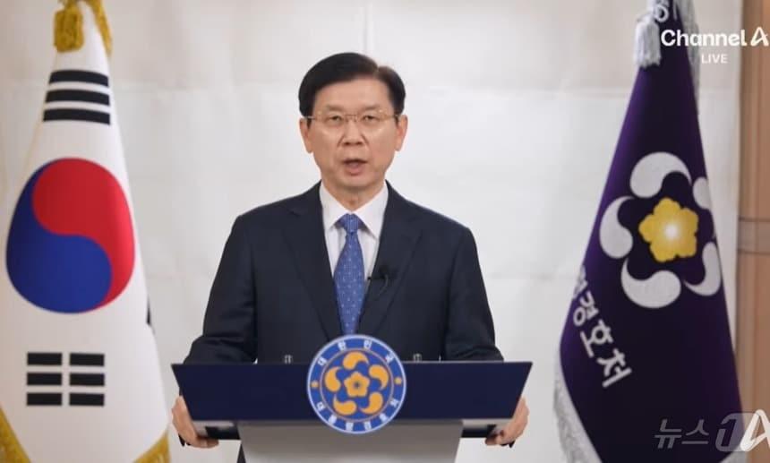 본문 이미지 -  박종준 경호처장이 지난 5일 "윤석열 대통령 경호를 포기하는 건 직무유기다. 이 판안에 오류가 있다면 어떠한 사법적 책임도 감수하겠다"며  공수처의 체포영장 집행을 결사 저지하겠다는 내용의 대국민 입장문을 발표하고 있다. (채널 A 갈무리) ⓒ 뉴스1