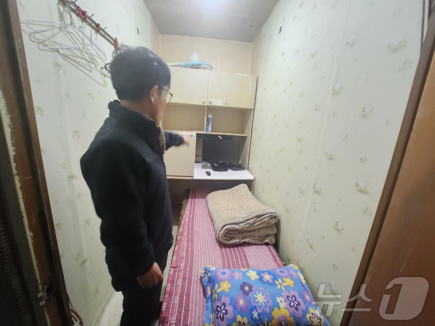 본문 이미지 - 부산시청 관계자가 쪽방 주민 거주지를 찾아 한파 대비 점검을 하고 있다.(부산시청 제공)