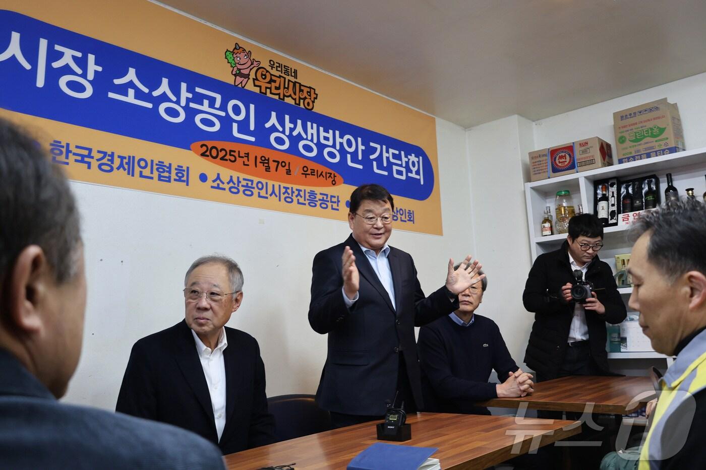 박성효 소상공인시장진흥공단 이사장이 7일 서울 우리시장을 방문해 상인 간담회를 진행했다. (소진공 제공)