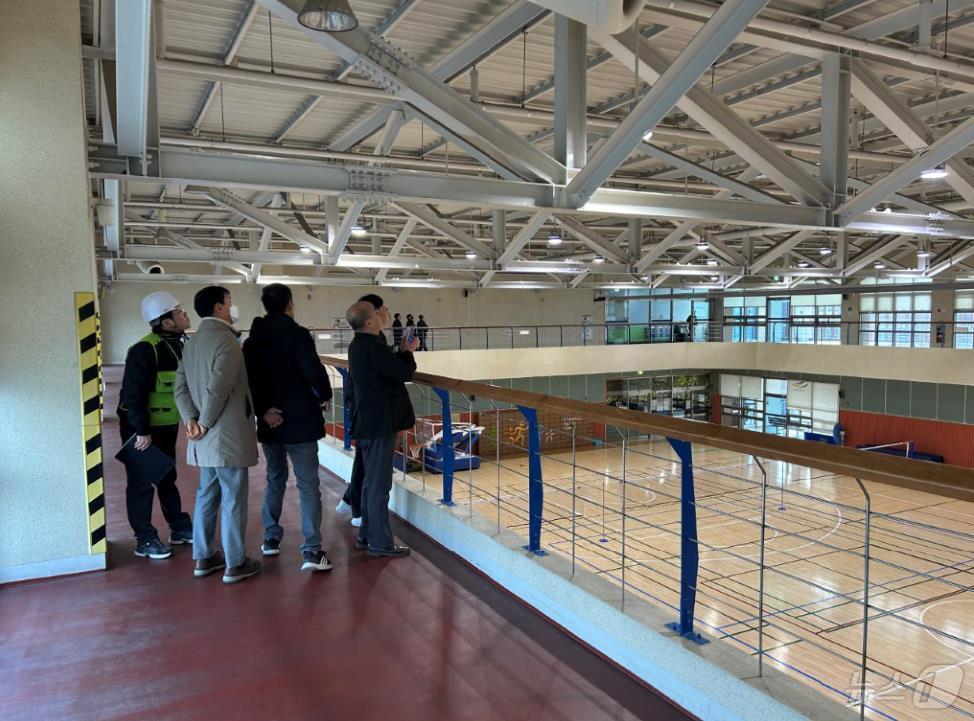 본문 이미지 - 6일 부산시설공단 관계자가 부산한마음스포츠센터 시설물에 대해 안전관리 점검을 하고 있다.2025.1.6.(부산시설공단 제공)