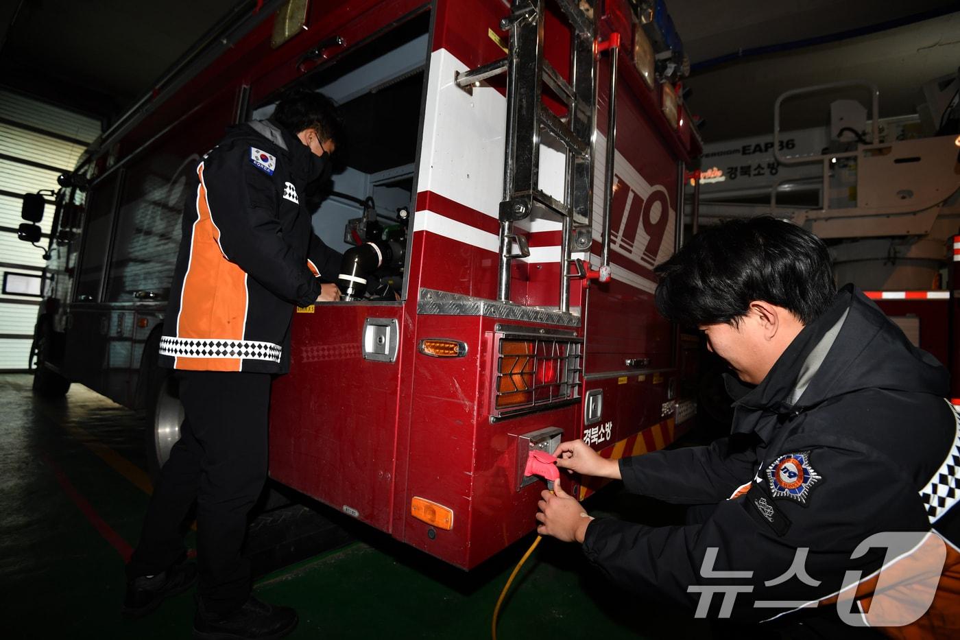 8일 오전 경북 포항북부소방서 119대원들이 출동 전 펌프차량에 장착된 배관 히팅 시스템을 점검하고 있다. 배관 히팅 시스템은 동절기에 물이 얼지 않도록 출동 전, 후 전원을 연결해 두고 있으며 차고지에는 온풍기 등도 함께 작동시켜 구조,구급, 진화 차량들이 24시간 신속하게 출동할 수 있도록 하고 있다. 2025.1.8/뉴스1 ⓒ News1 최창호 기자